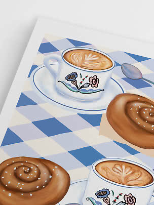 Illustration af cappuccino i blomstrede kopper med kanelsnegle på blåternet borddug