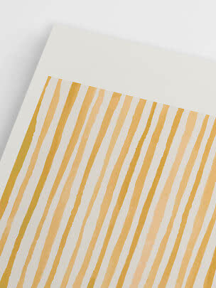 Weißer Druck mit diagonalen goldenen Streifen im unteren Bereich