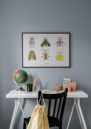 Gerahmtes Poster mit sechs bunten Insekten über einem Schreibtisch im Kinderzimmer
