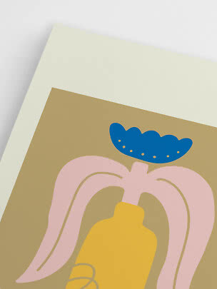 Nahaufnahme eines grafischen Posters mit rosa Paprika und gelber Mitte auf beigem Hintergrund
