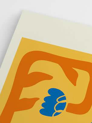 Close-up van gele poster met oranje grafische vorm en blauw detail
