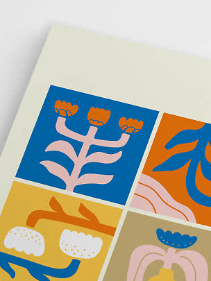 Abstracte botanische poster met kleurrijke vlakken en gestileerde bloemen op lichte achtergrond