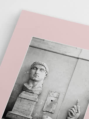 Stampa artistica in bianco e nero di una statua romana su sfondo rosa chiaro