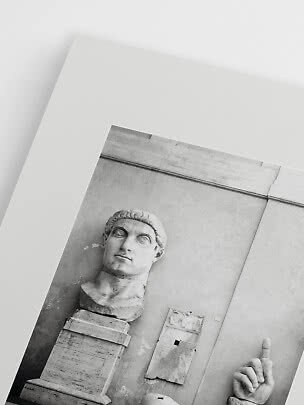 Zwart-witfoto van een klassieke marmeren buste en een standbeeldhand in een museum