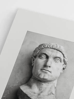 Poster in bianco e nero con primo piano di un busto classico in marmo su sfondo bianco