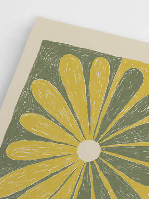 Abstrakter Blumenprint mit gelben Blütenblättern und heller Mitte auf dunkelgrünem Hintergrund