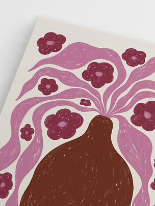 Lámina floral abstracta con flores moradas y formas rosas onduladas sobre fondo crema