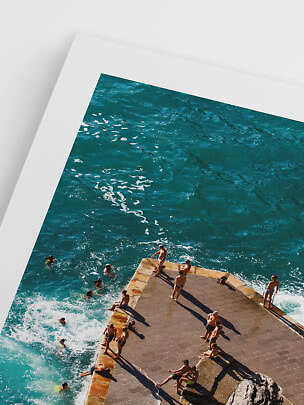 Poster con vista dall’alto di bagnanti su un molo accanto al mare turchese