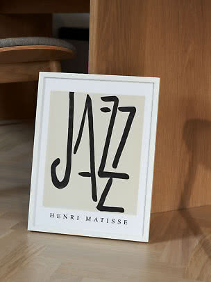 Hvidindrammet Henri Matisse Jazz-plakat med sort abstrakt motiv, lænet mod træmøbel