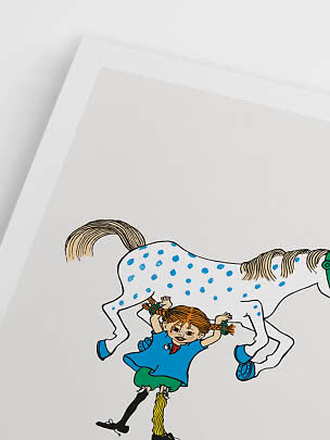 Illustrazione di Pippi Calzelunghe sotto un cavallo bianco a pois blu su poster bianco