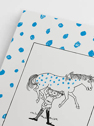 Feuille blanche à pois bleus avec dessin au trait noir d’un enfant soulevant un poney
