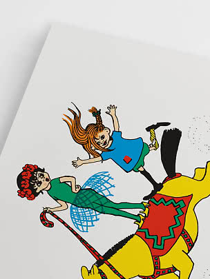 Illustrazione di due bambine su un cavallo giallo su sfondo bianco