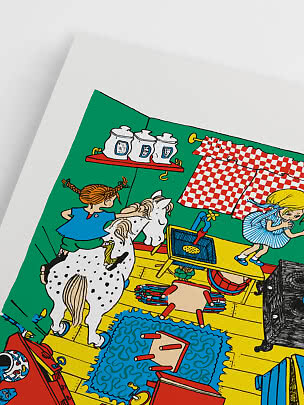 Illustrazione di bambini in una stanza verde con cavallo giocattolo, tavolo e tende rosse a quadri
