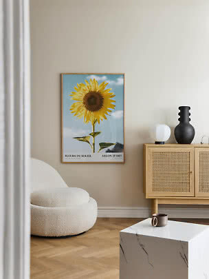 Poster incorniciato con girasole su parete beige del soggiorno