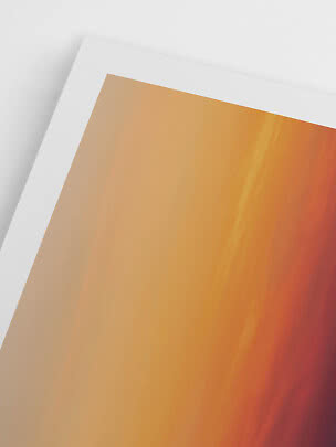 Primer plano de lámina abstracta con borde blanco y degradado beige, naranja y rojo