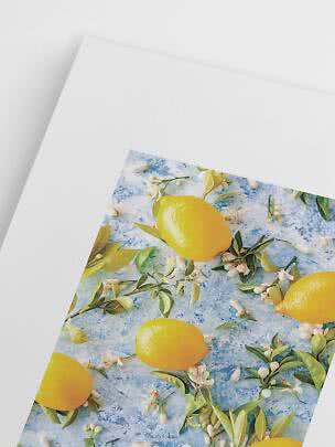 Poster con limoni gialli, foglie verdi e fiori bianchi su sfondo blu