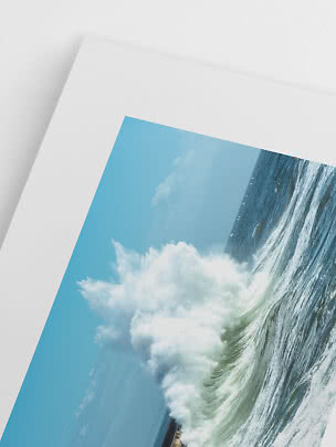 Tirage d’art d’une grande vague sous ciel bleu sur fond blanc