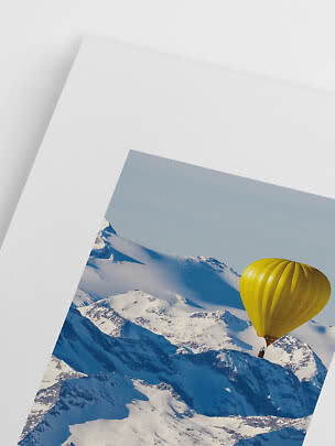 Poster con mongolfiera gialla sopra montagne innevate su cielo azzurro