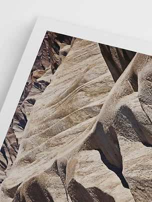 Primo piano di stampa d'arte con chiare formazioni rocciose ondulate e bordo bianco