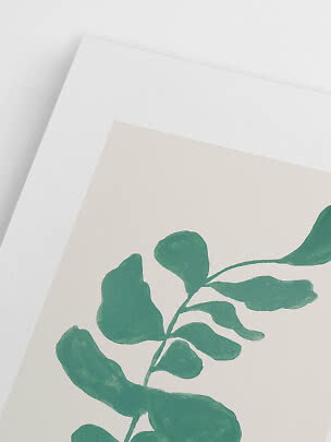 Primo piano di stampa artistica con ramo botanico verde su carta color crema