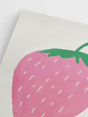 Close-up van poster met handgeschilderde roze aardbei op witte achtergrond