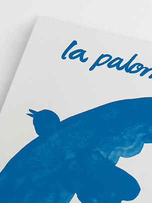 Nærbillede af plakat med blå bjørneillustration og teksten "la pa..."