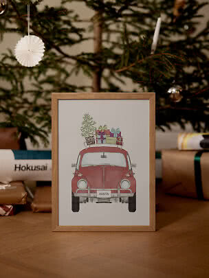 Illustration de Noël encadrée d’une voiture rouge avec cadeaux et sapin sur le toit