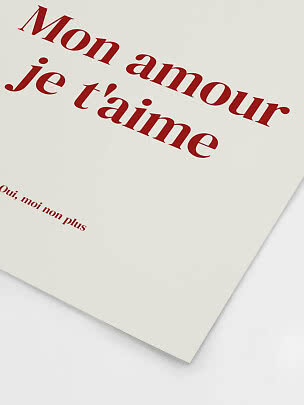 Poster bianco con testo rosso in francese: "Mon amour je t’aime" e "Oui, moi non plus"