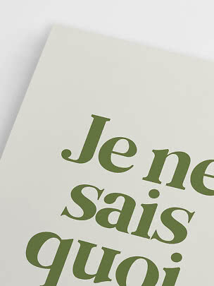 Nærbillede af plakat med stor grøn typografi på cremefarvet baggrund