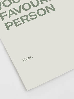 Beige plakat med stor grøn typografi og ordet "Ever." nederst