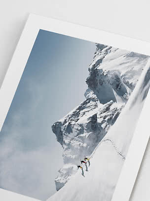 Stampa fotografica incorniciata di sciatori su un pendio innevato sotto cielo azzurro