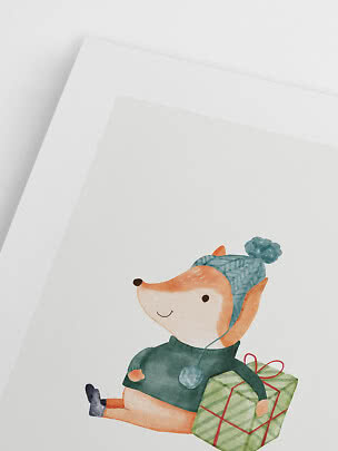 Aquarellillustration eines Fuchses mit grünem Pullover und blauer Mütze neben Geschenk
