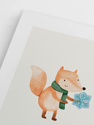 Illustrazione di una volpe con sciarpa verde che tiene un fiocco di neve blu