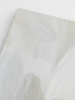 Abstrakt maleri i lyse hvide og beige nuancer med synlige penselstrøg