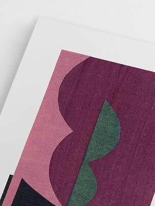 Abstracte kunstprint op wit papier met roze, donkerpaarse en groene vormen