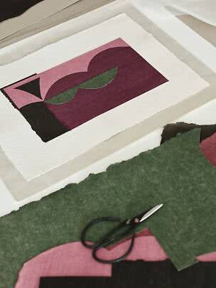 Abstracte papieren collage in roze, groen en donkerpaars op wit structuurpapier met schaar
