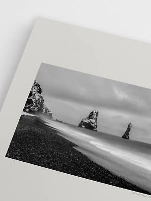 Stampa artistica in bianco e nero di spiaggia nera con faraglioni e onde