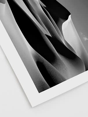 Schwarz-weiß-Poster mit Nahaufnahme von geschwungenen Sanddünen und starken Schatten