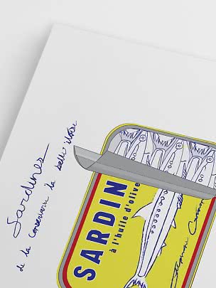 Illustration af åben sardindåse på hvid baggrund med blå håndskrift