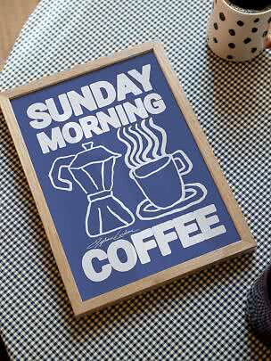 Póster azul enmarcado con texto Sunday Morning Coffee y dibujo de taza y cafetera moka