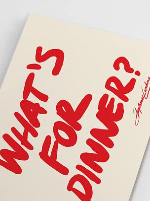 Gros plan d’une affiche crème avec lettrage rouge peint à la main et signature