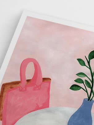 Nærbillede af plakat med pink taske på stol og grønne grene i blå vase