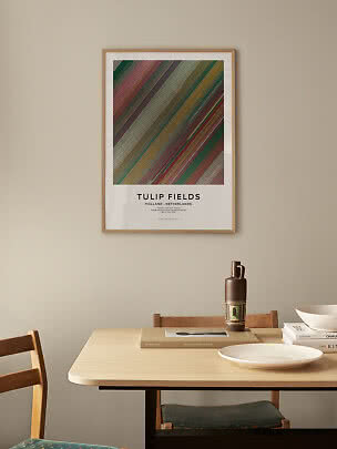 Inramad Tulip Fields-poster med färgglada diagonala ränder på beige vägg ovanför matbord