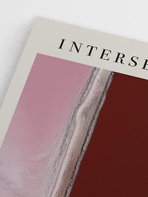 Nahaufnahme eines Kunstdrucks mit rosa und dunkelrotem Landschaftsmotiv und dem Text INTERSH
