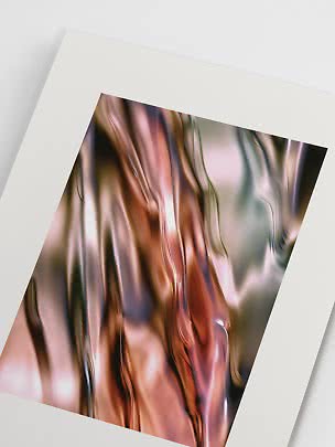 Stampa d’arte astratta con tonalità metalliche fluide rame, rosa e verde su passe-partout bianco