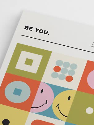 Plakat med teksten "BE YOU." og farverige geometriske former og smiley-ansigter
