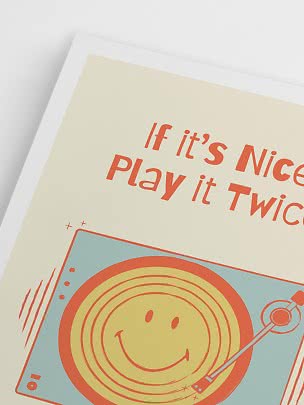 Gros plan d’une affiche rétro avec « If it’s Nice, Play it Twice » et une platine smiley