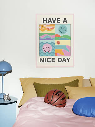 Poster da parete colorato con scritta "Have a Nice Day" e motivi smile sopra un letto.