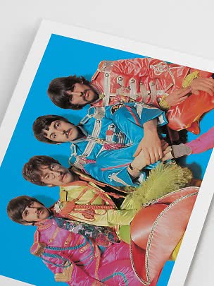 Poster con quattro uomini in uniformi colorate su sfondo blu