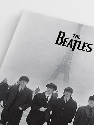 Sort-hvid plakat med The Beatles foran Eiffeltårnet i tåge
